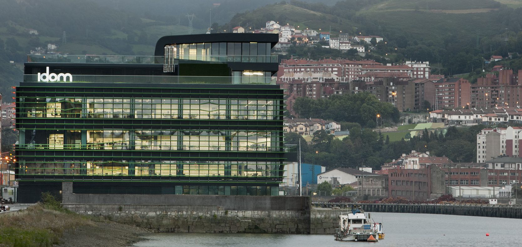 Sede Bilbao IDOM frente a ría